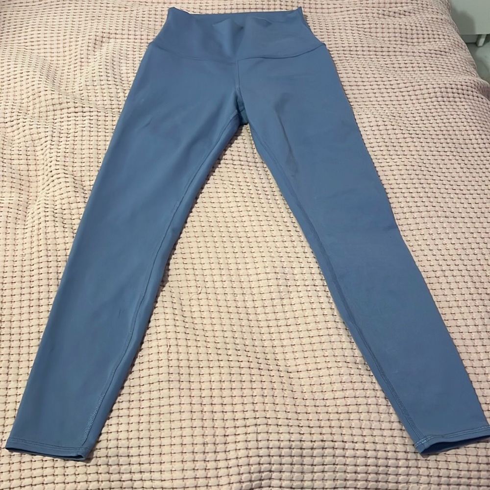 ALO YOGA 7/8 HIGH-WAISTED AIRLIFT LEGGINGS IN FOG COLOR